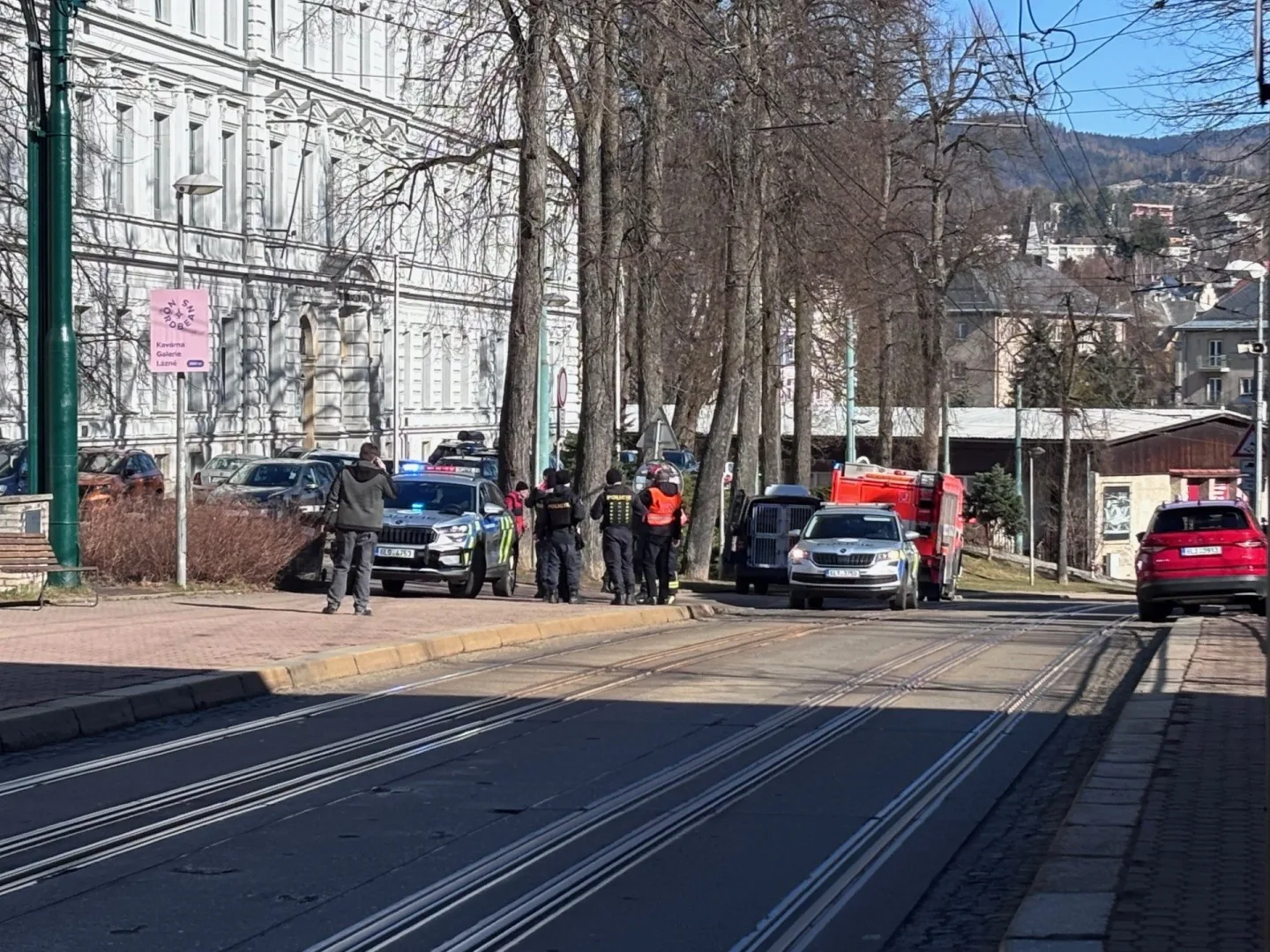 Policie evakuovala budovy liberecké průmyslovky. Anonym ohlásil bombu po e-mailu