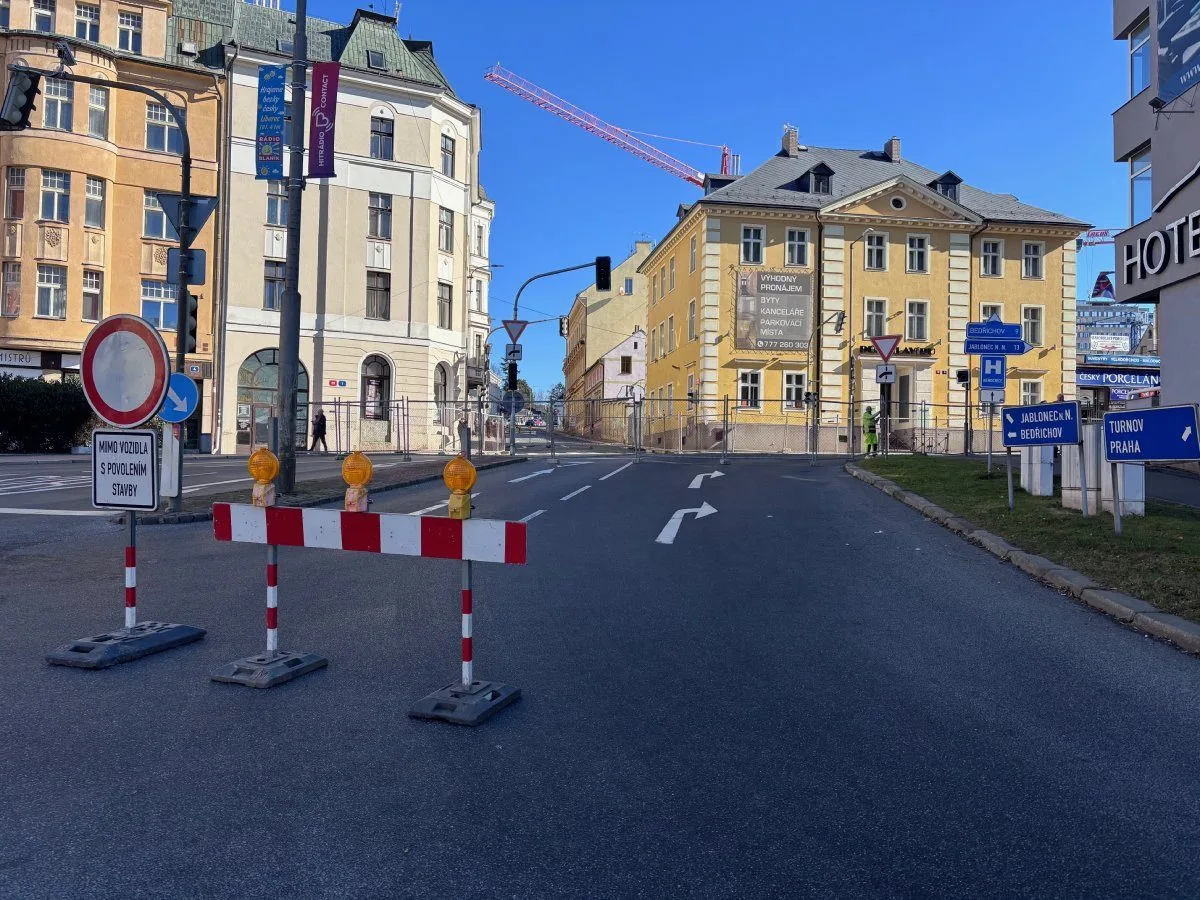 Výjezd z Šaldova náměstí do Husovy ulice v Liberci zůstane uzavřený měsíc