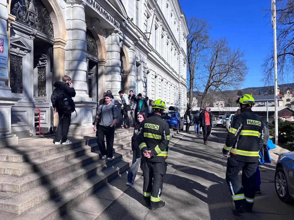 Anonym ohlásil bomby v libereckých školách, hrozí mu pět let vězení