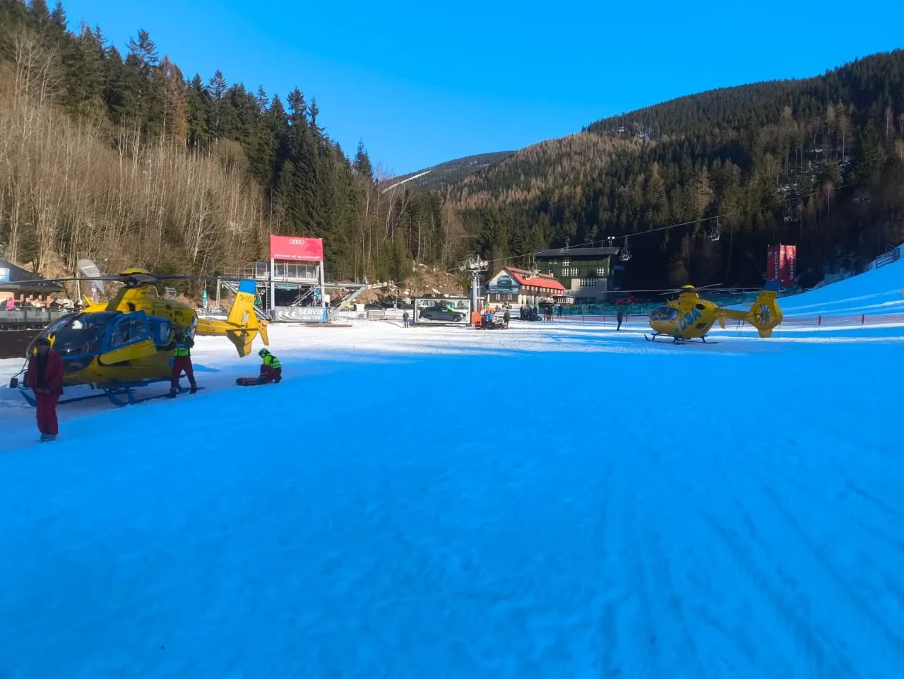 Po srážce lyžaře a snowboardistky letěly do Špindlu dva vrtulníky, každý z jiného kraje