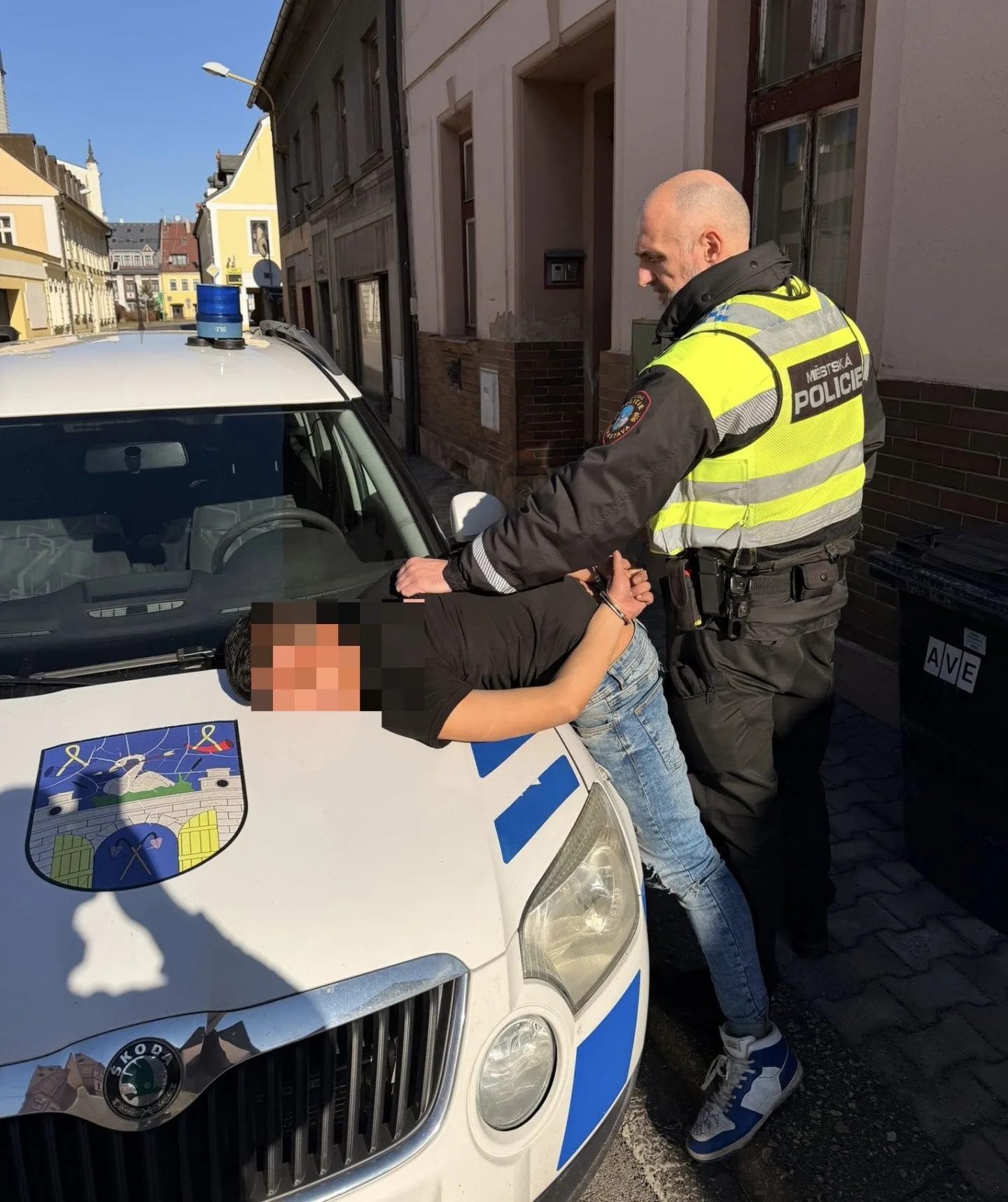 Jeden kradl v Domě pokojného stáří, druhý v Penny. Lapky zpacifikovali chrastavští strážníci