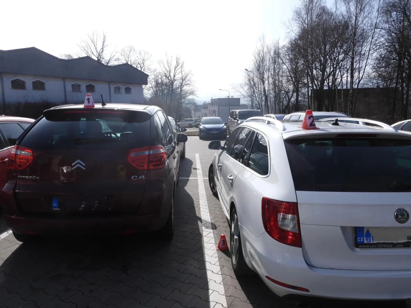 Vybodovaný řidič boural před supermarketem v Liberci. Hrozí mu dva roky