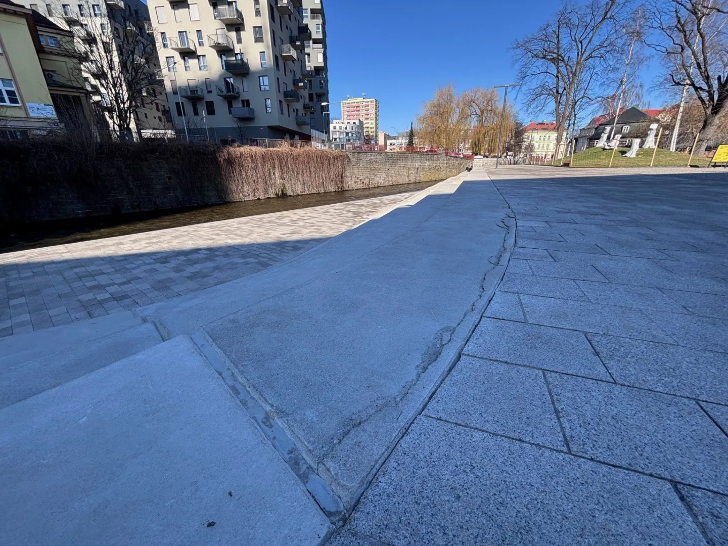 Betonové schody na krajské náplavce jsou poškozené, opravu bude kraj řešit reklamací