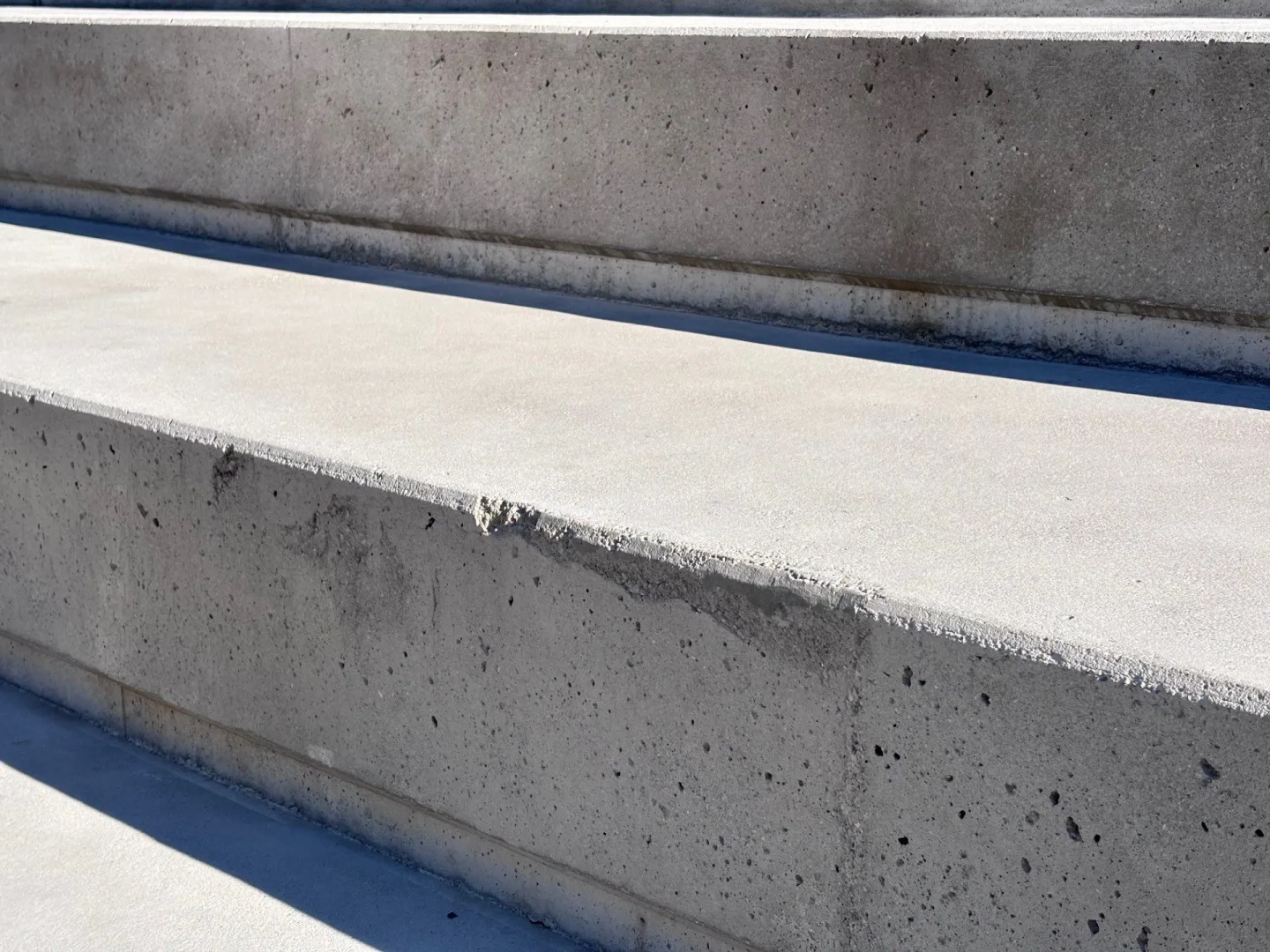 Betonové schody na krajské náplavce jsou poškozené, opravu bude kraj řešit reklamací