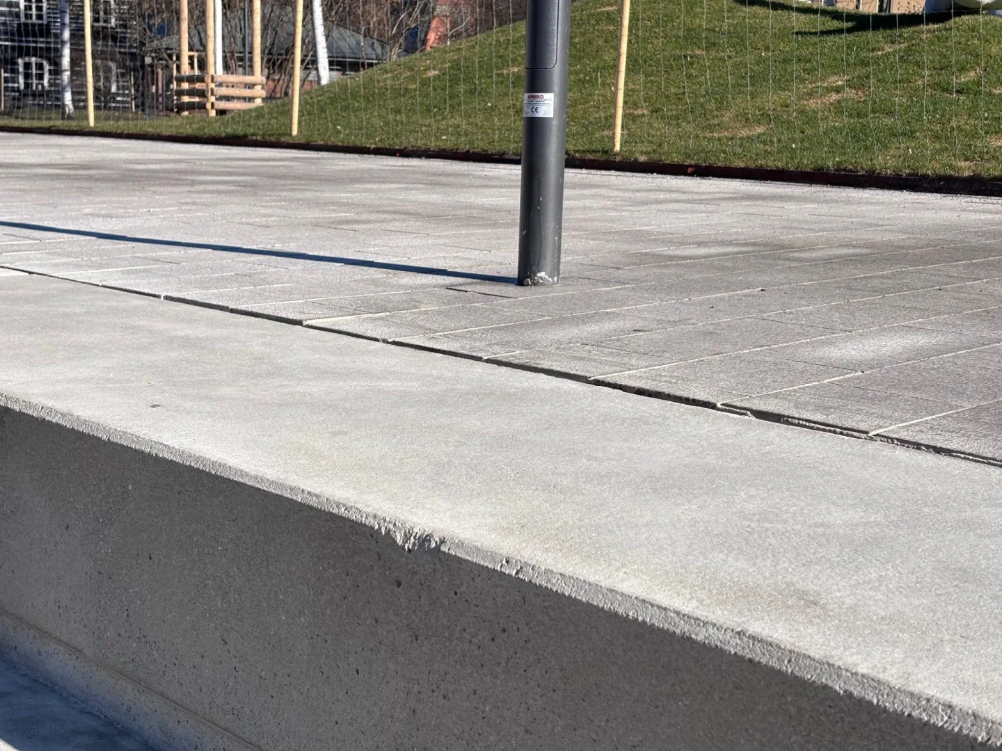 Betonové schody na krajské náplavce jsou poškozené, opravu bude kraj řešit reklamací