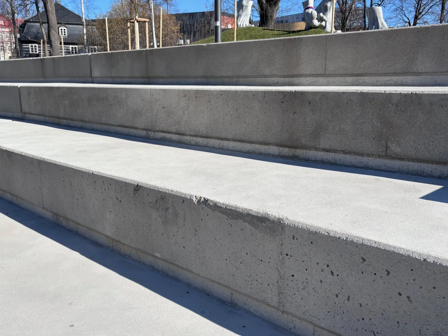 Betonové schody na krajské náplavce jsou poškozené, opravu bude kraj řešit reklamací