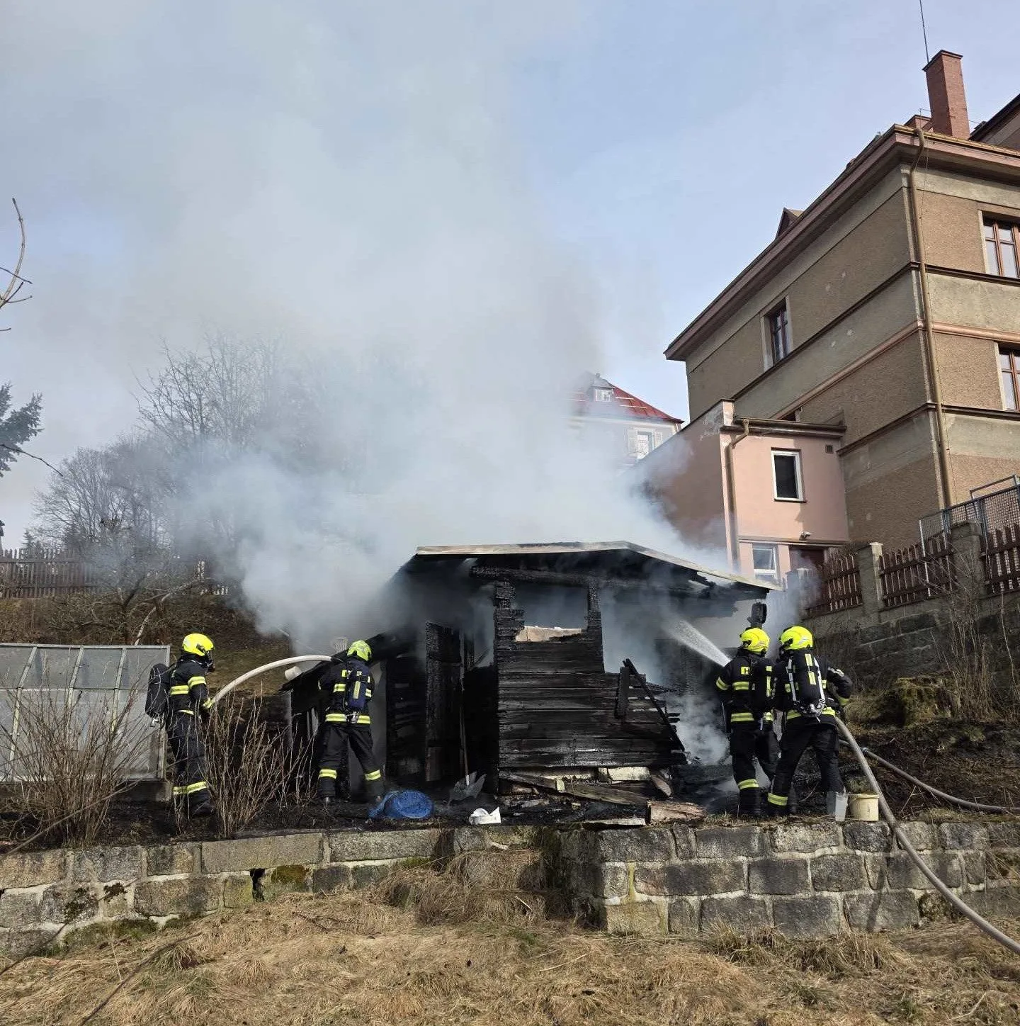Požár v Jablonci. U domu shořela dřevěná kůlna
