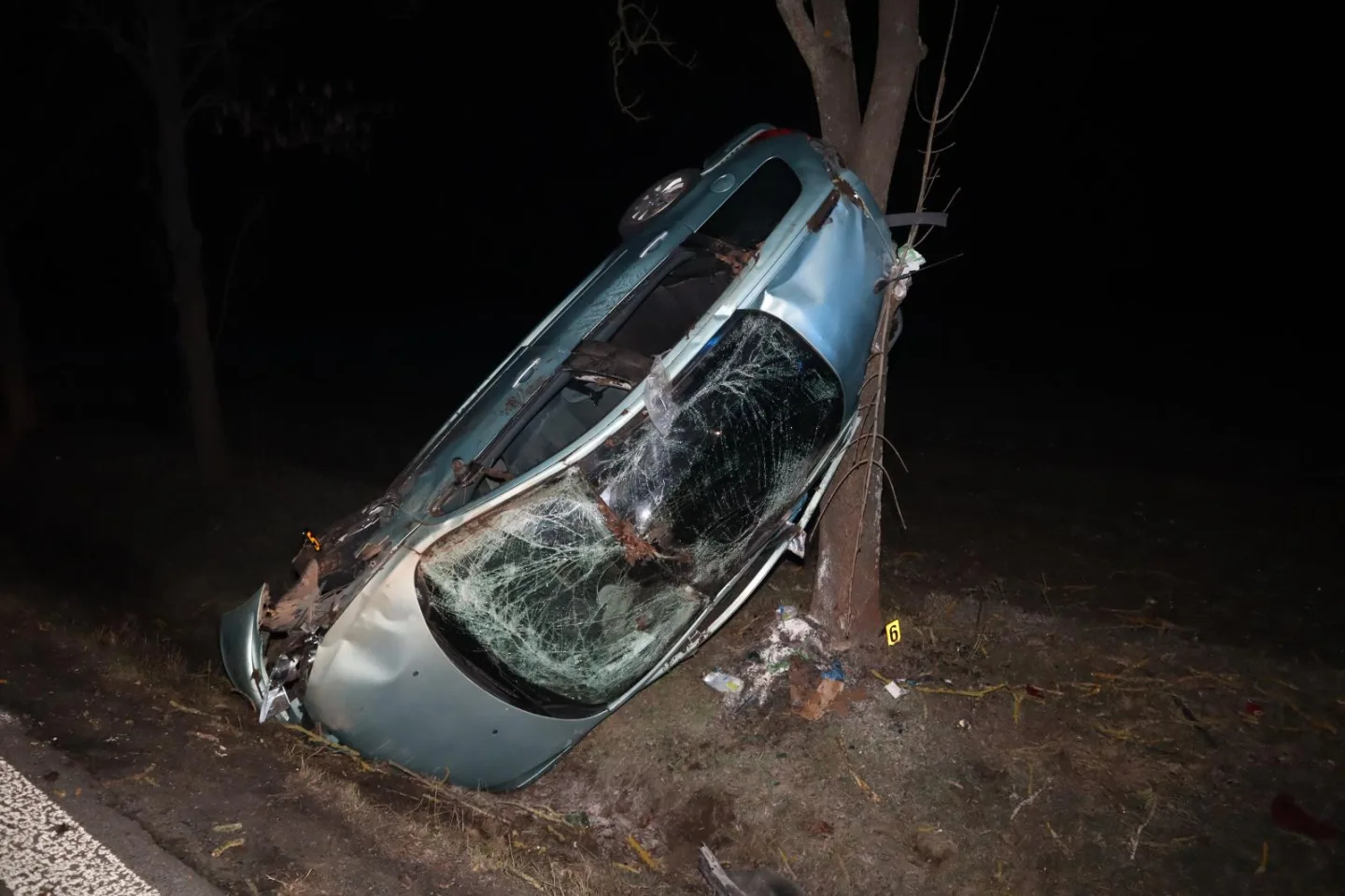Na rovném úseku vyjel ze silnice, auto opřel o strom. Řidič vyvázl s lehčím zraněním