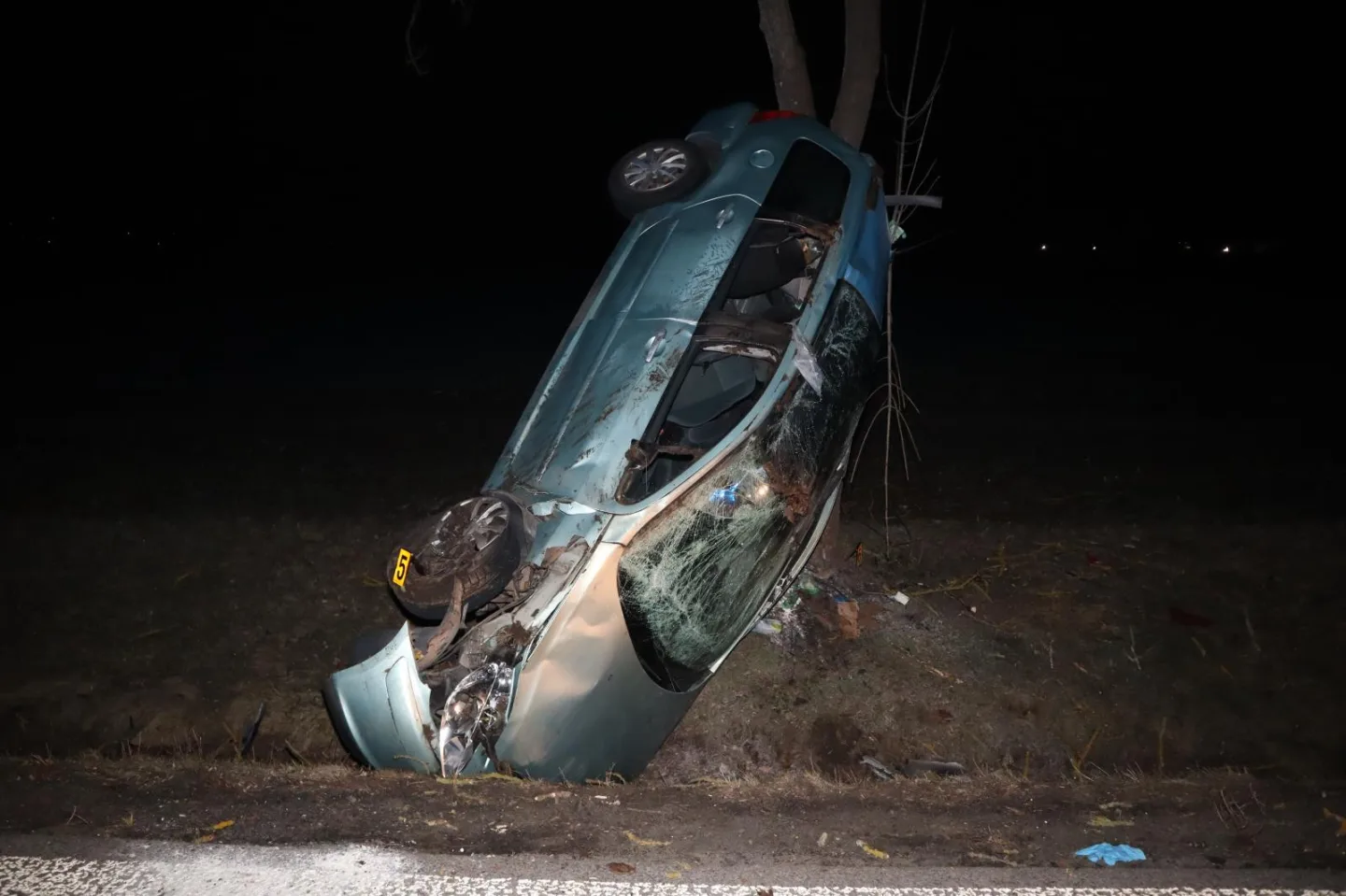 Na rovném úseku vyjel ze silnice, auto opřel o strom. Řidič vyvázl s lehčím zraněním