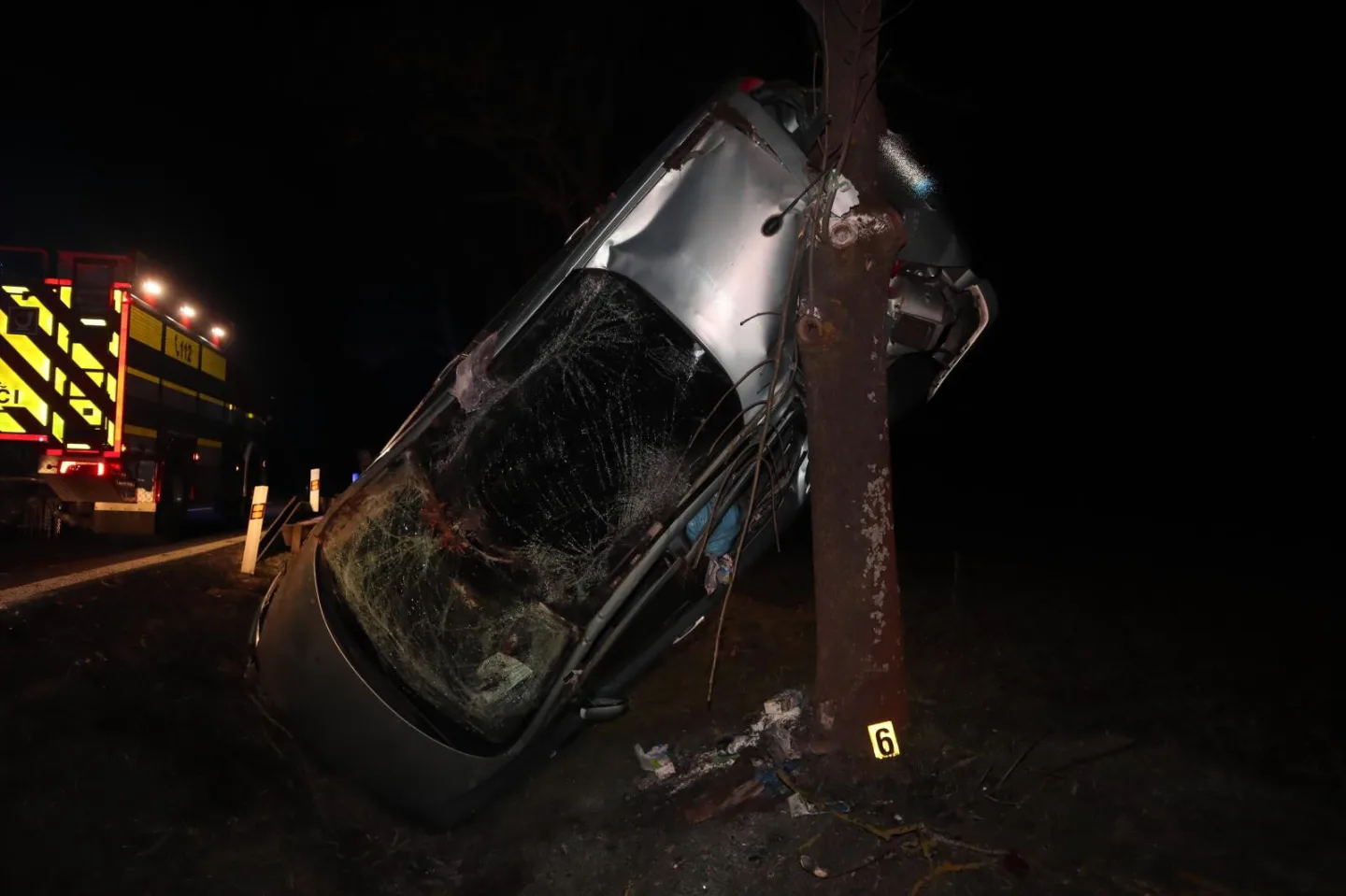 Na rovném úseku vyjel ze silnice, auto opřel o strom. Řidič vyvázl s lehčím zraněním