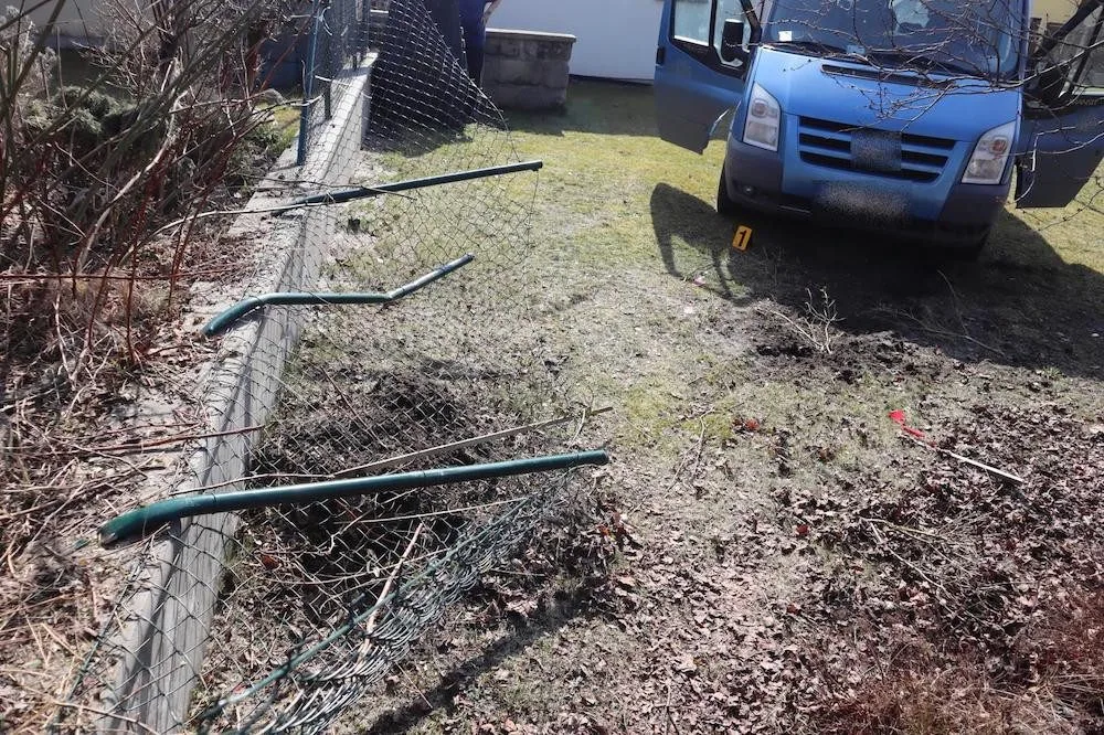 Špatně zabrzděná dodávka se rozjela, projela plotem a skončila na zahradě