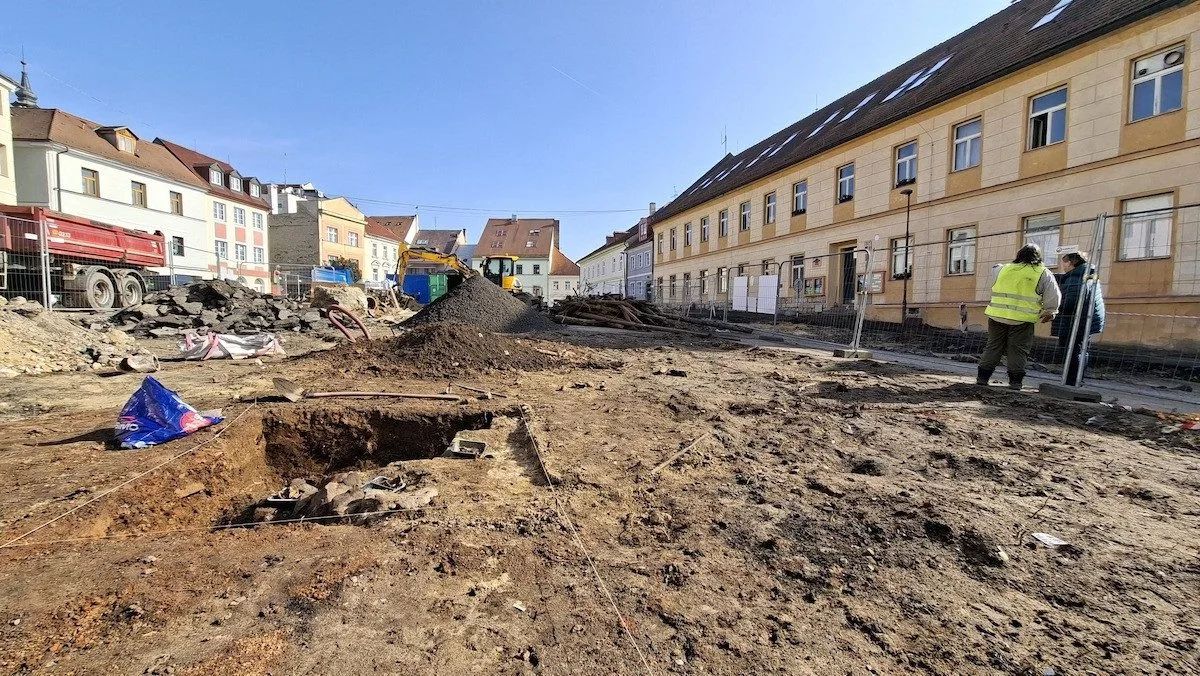 Na Škroupově náměstí v České Lípě odhalili archeologové zbytky domu a pohřebiště
