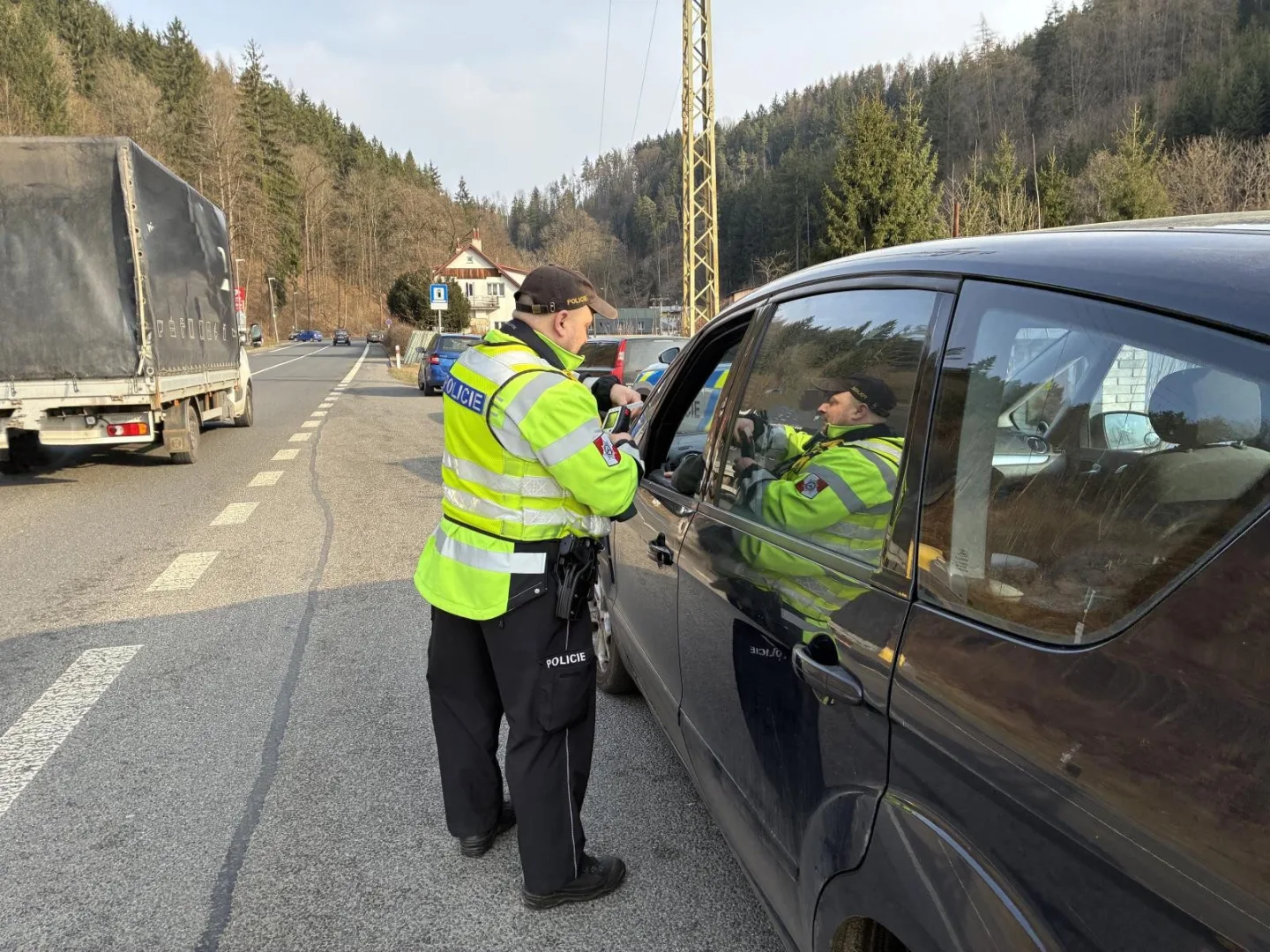 Policisté v Libereckém kraji se zaměřili na používání pásů. Využili dalekohledy
