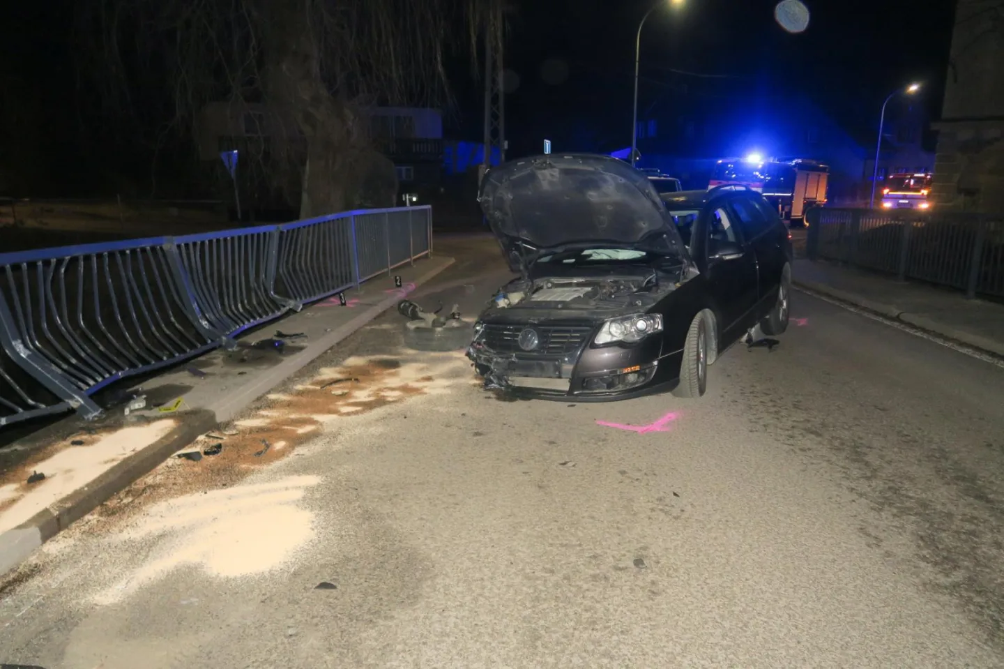 Opilý řidič naboural do zábradlí. Od nehody utekl i se spolujezdkyní