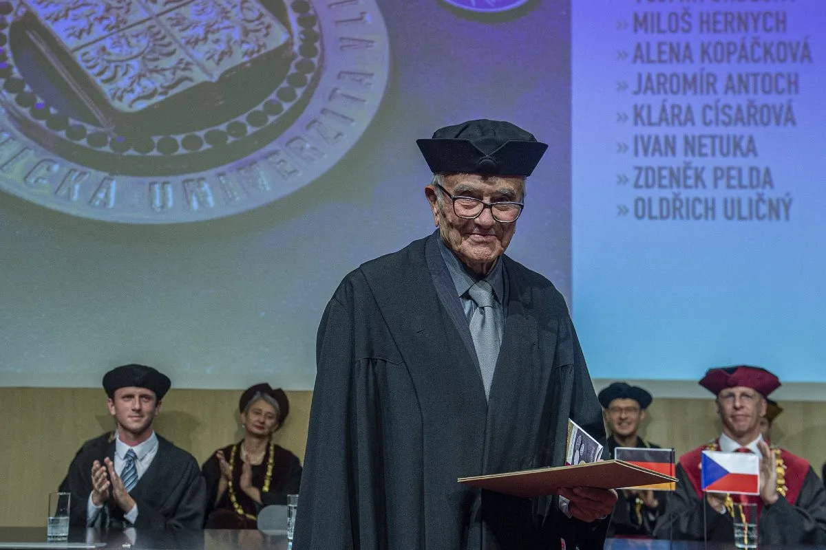 Profesor Masák při přebírání čestného doktorátu na Technické univerzitě v Liberci v roce 2019.