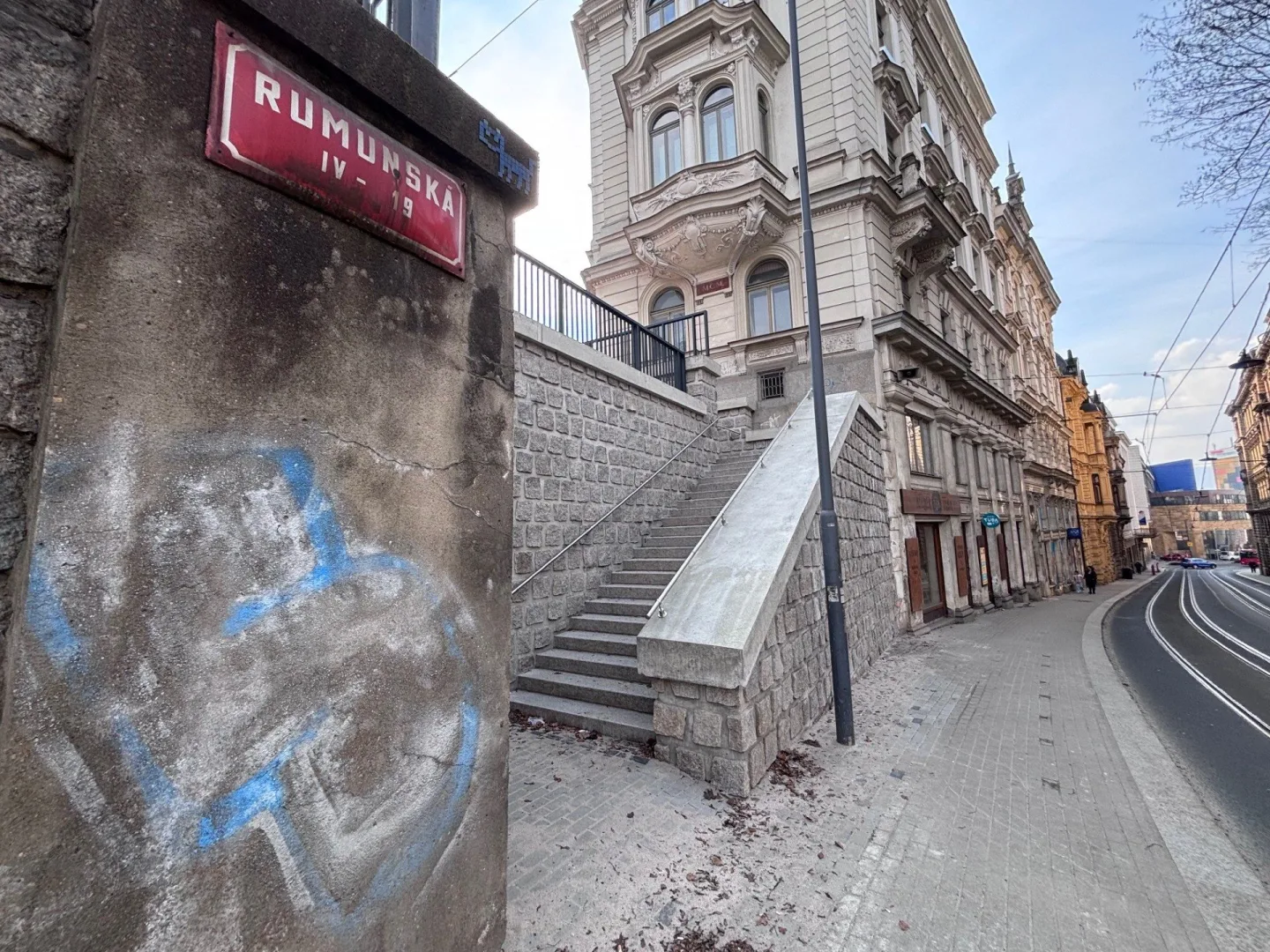 Schodiště u libereckého zámku je otevřené, MHD bude nadále jezdit Rumunskou ulicí