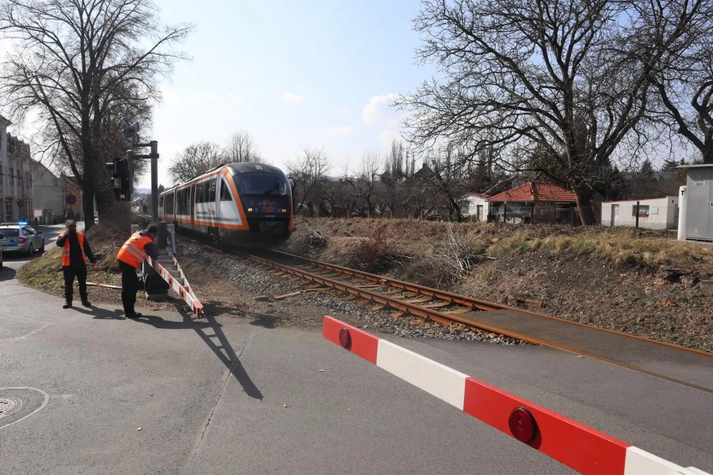 Řidička vjela na přejezd na červenou, pak ji uvěznily závory. Srážce zabránil pohotový strojvedoucí