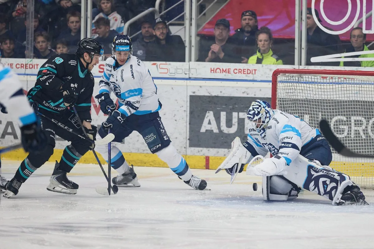 Závěrečný nápor nestačil. Úvodní čtvrtfinálovou bitvu play-off ovládly Karlovy Vary