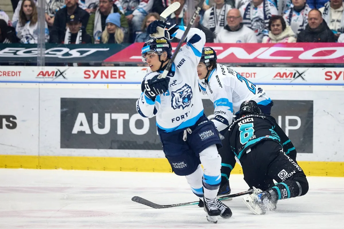 Závěrečný nápor nestačil. Úvodní čtvrtfinálovou bitvu play-off ovládly Karlovy Vary