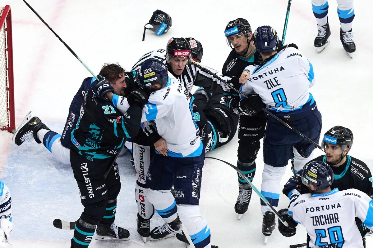 Závěrečný nápor nestačil. Úvodní čtvrtfinálovou bitvu play-off ovládly Karlovy Vary