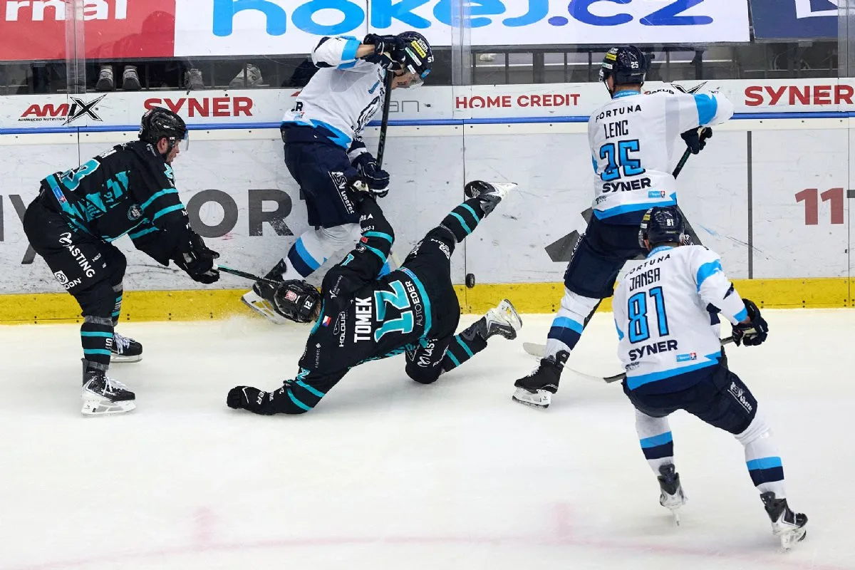 Závěrečný nápor nestačil. Úvodní čtvrtfinálovou bitvu play-off ovládly Karlovy Vary