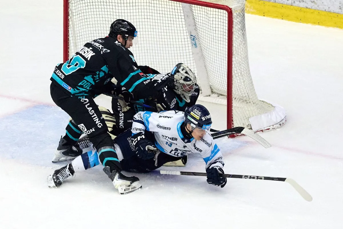 Závěrečný nápor nestačil. Úvodní čtvrtfinálovou bitvu play-off ovládly Karlovy Vary