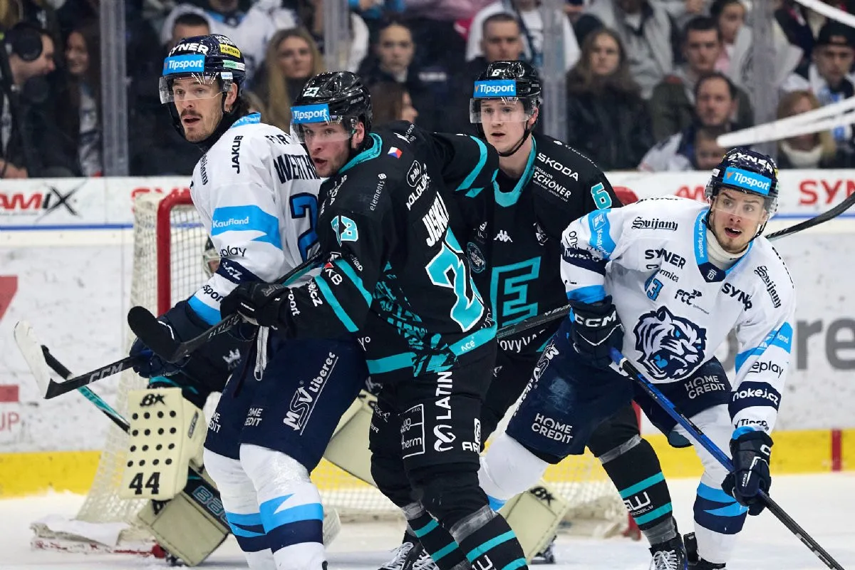 Závěrečný nápor nestačil. Úvodní čtvrtfinálovou bitvu play-off ovládly Karlovy Vary