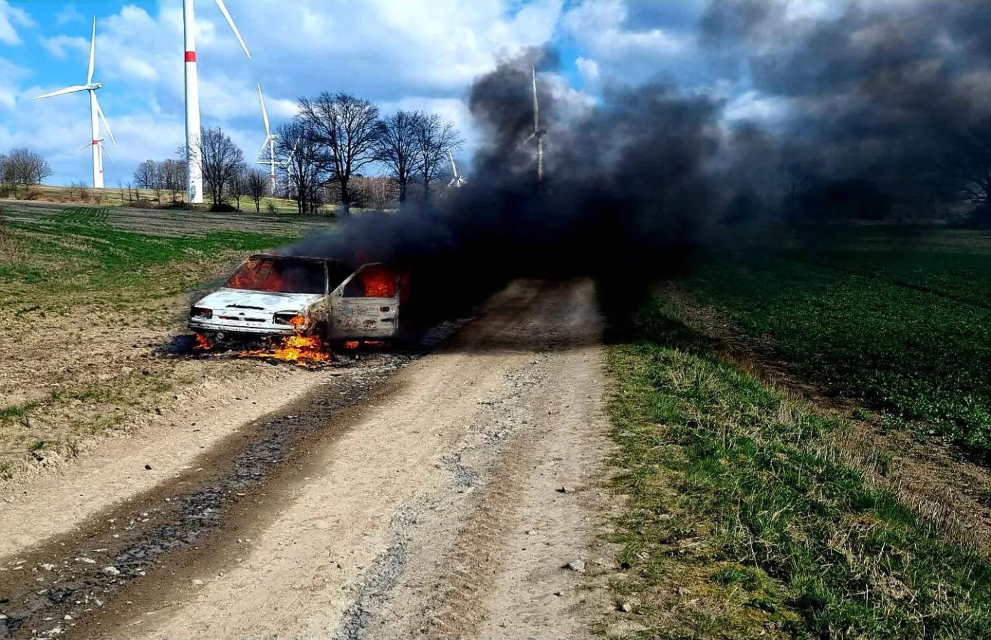 V Hrádku nad Václavicemi zasahovali hasiči u auta v plamenech, řidič vyvázl bez zranění