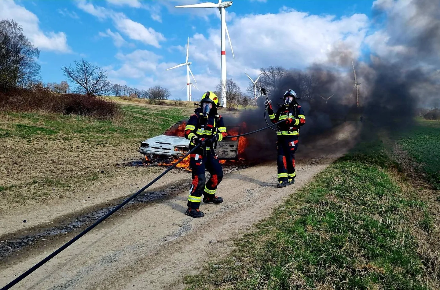 V Hrádku nad Václavicemi zasahovali hasiči u auta v plamenech, řidič vyvázl bez zranění