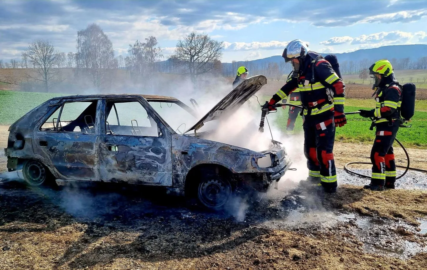 V Hrádku nad Václavicemi zasahovali hasiči u auta v plamenech, řidič vyvázl bez zranění