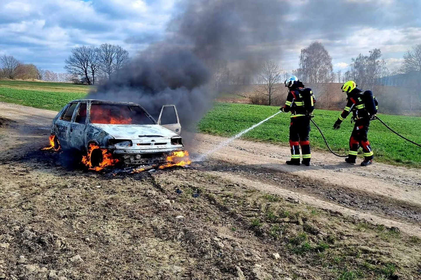 V Hrádku nad Václavicemi zasahovali hasiči u auta v plamenech, řidič vyvázl bez zranění