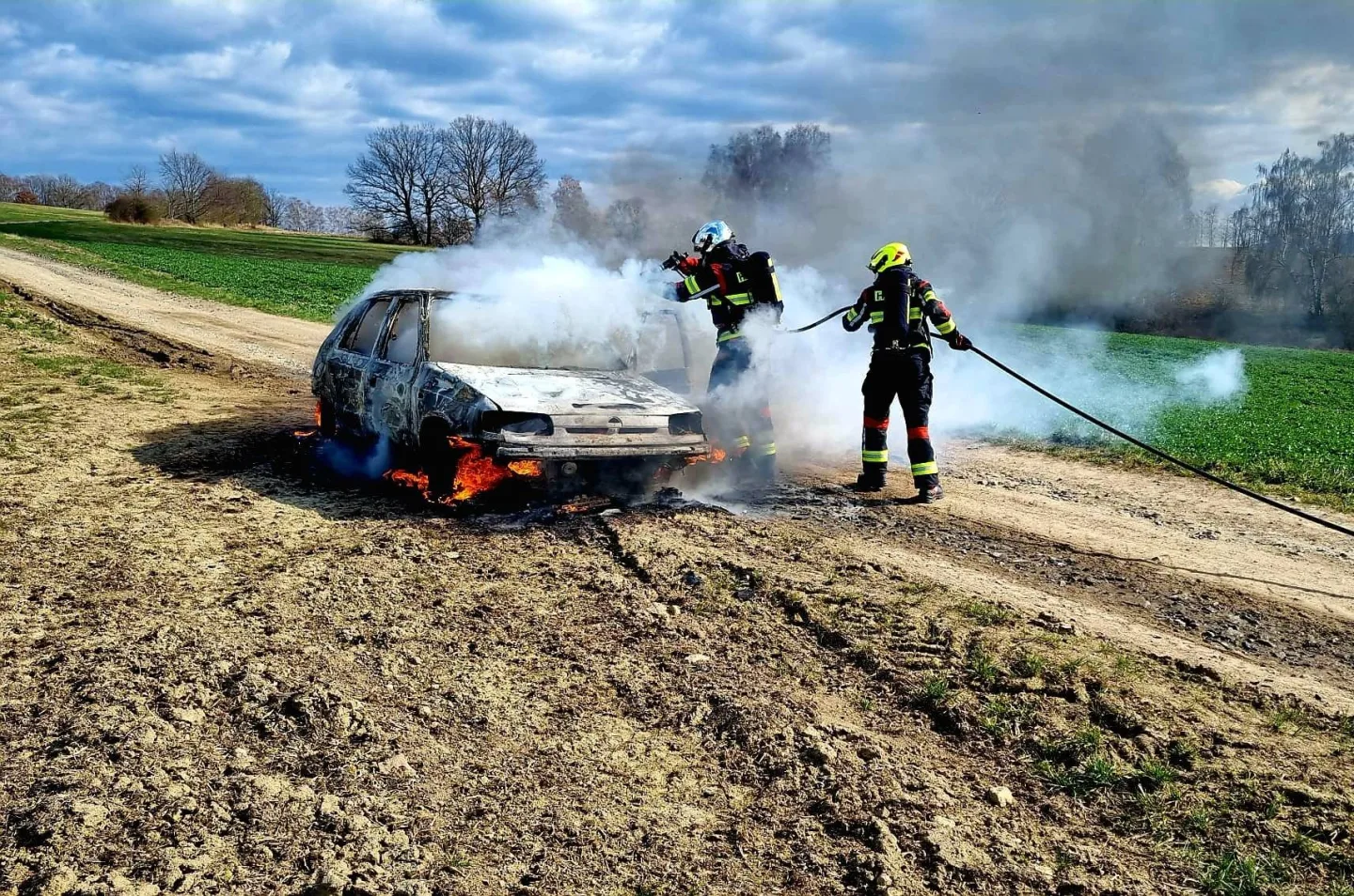 V Hrádku nad Václavicemi zasahovali hasiči u auta v plamenech, řidič vyvázl bez zranění
