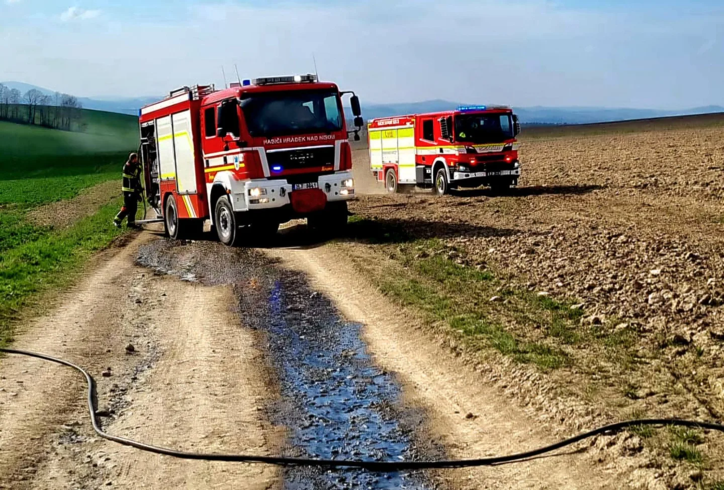 V Hrádku nad Václavicemi zasahovali hasiči u auta v plamenech, řidič vyvázl bez zranění