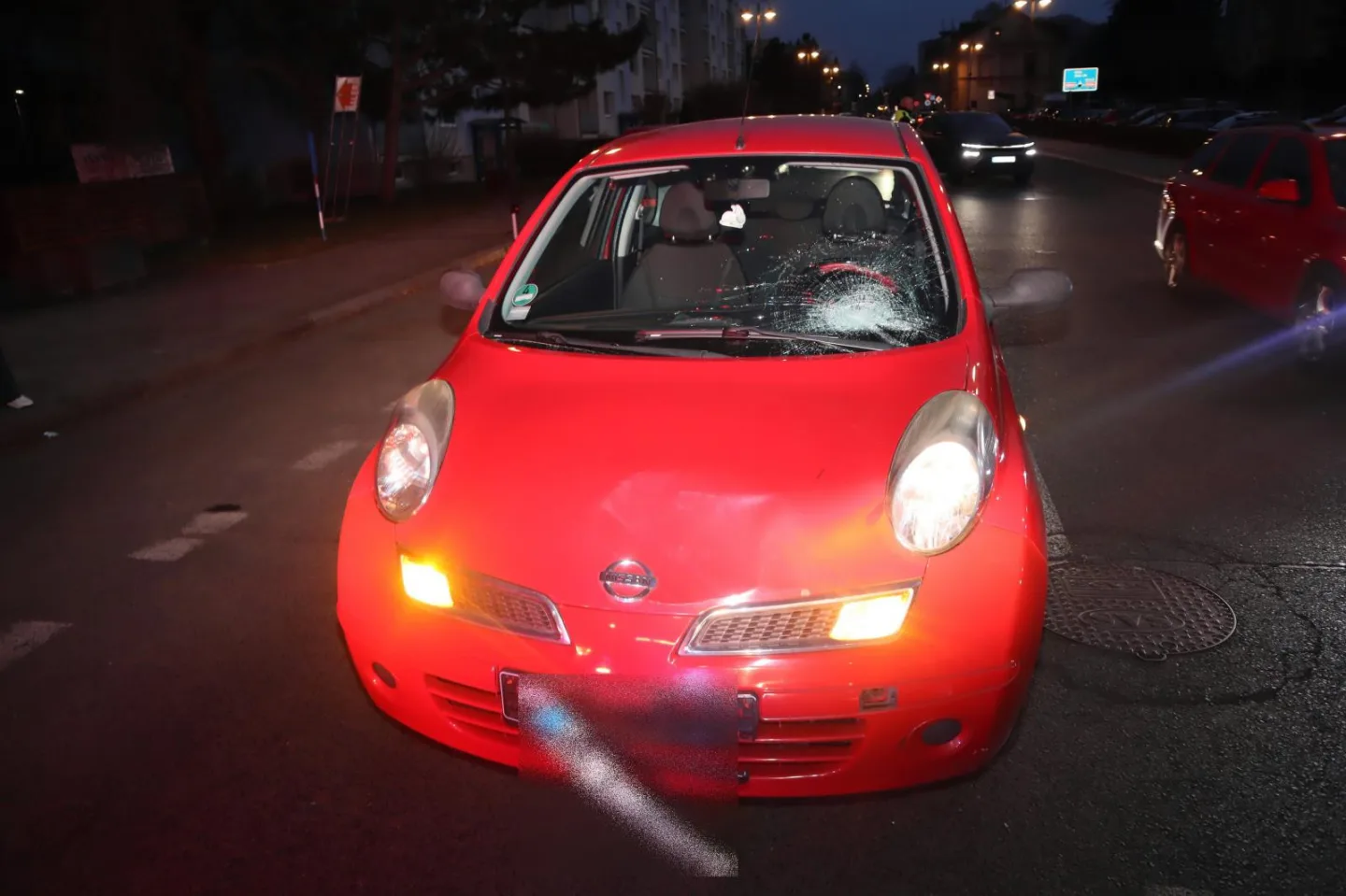 Vozidlo, před které malý chlapec z chodníku při běžném provozu najel.