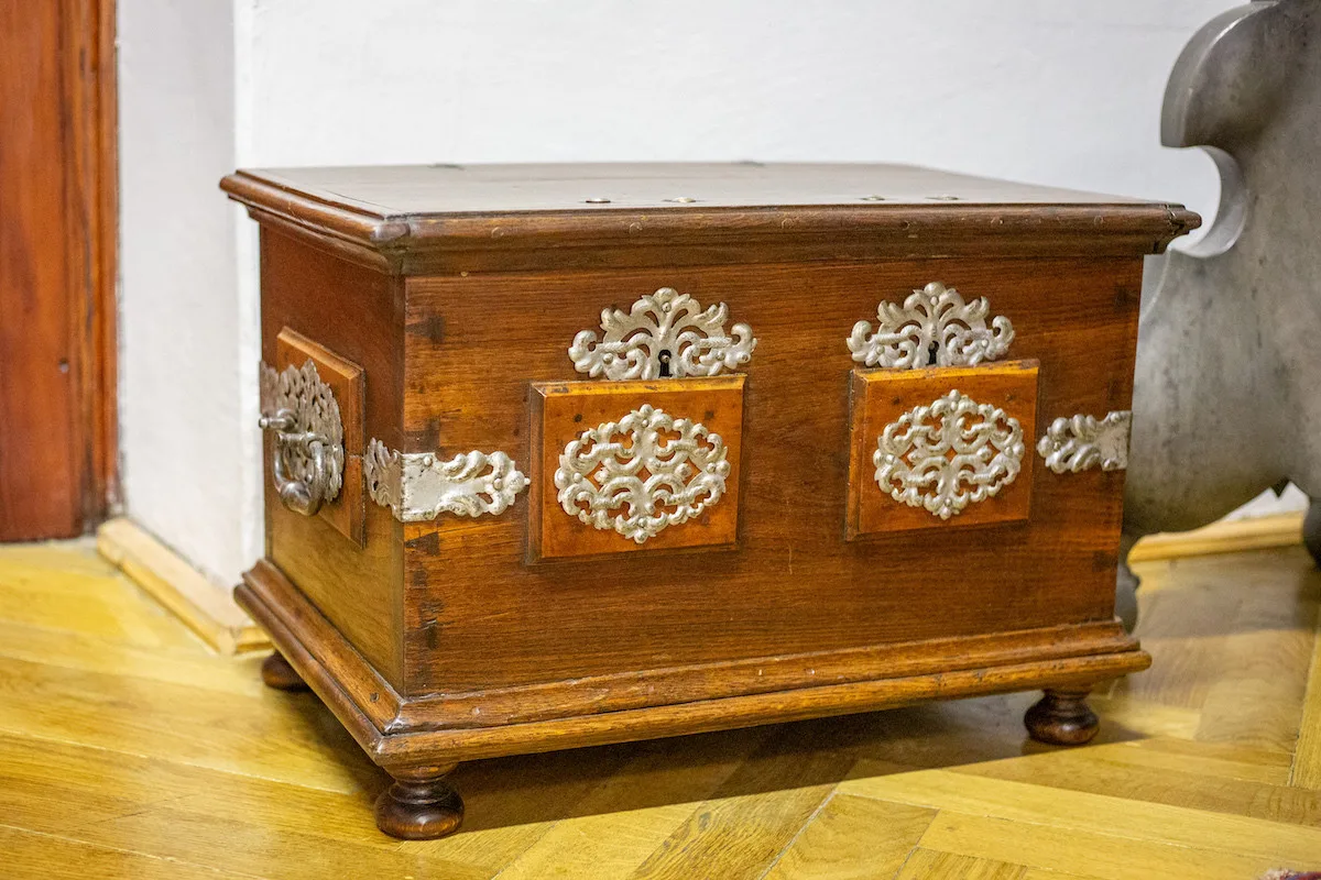 Cechovní truhly i mobiliář. Muzeum ve Frýdlantě představuje zrestaurované exponáty