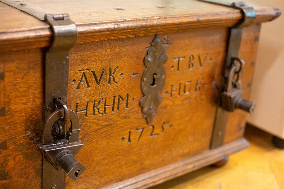 Cechovní truhly i mobiliář. Muzeum ve Frýdlantě představuje zrestaurované exponáty