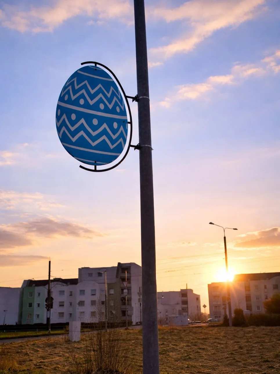 Veselé Velikonoce. Vratislavice nad Nisou vyzdobily ulice obřími barevnými kraslicemi