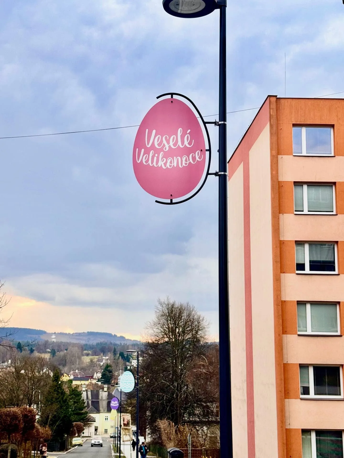 Veselé Velikonoce. Vratislavice nad Nisou vyzdobily ulice obřími barevnými kraslicemi
