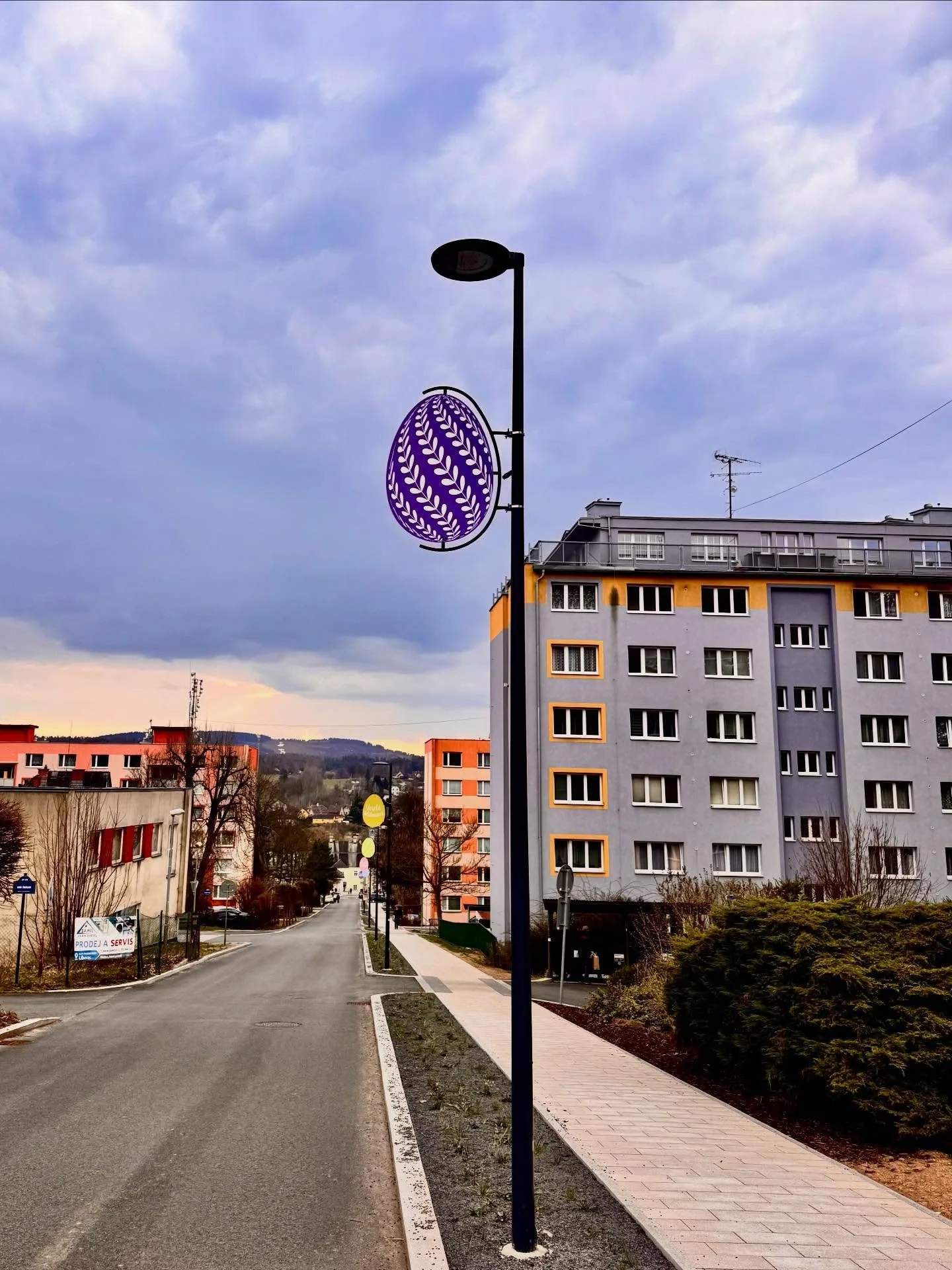 Veselé Velikonoce. Vratislavice nad Nisou vyzdobily ulice obřími barevnými kraslicemi