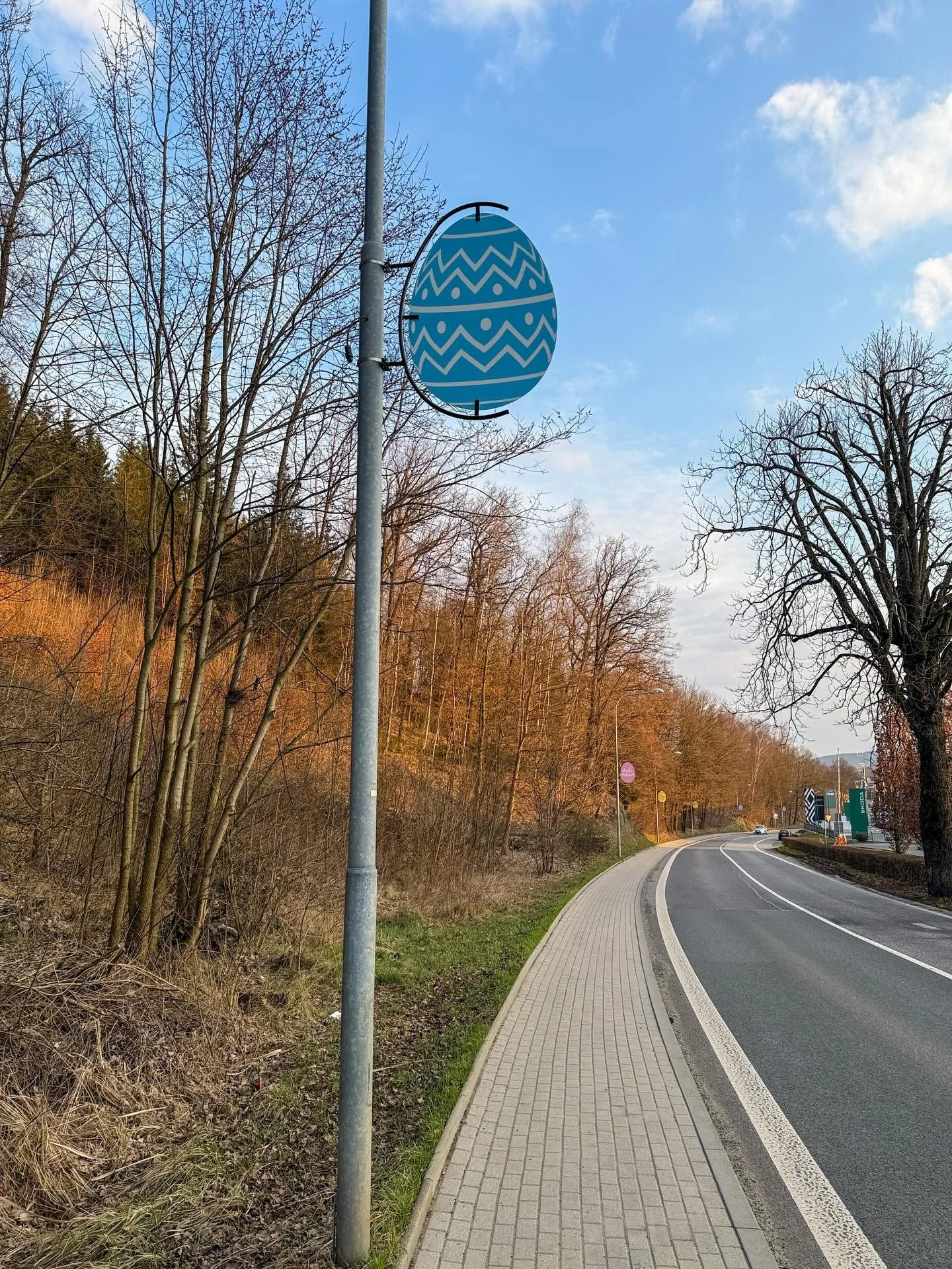 Veselé Velikonoce. Vratislavice nad Nisou vyzdobily ulice obřími barevnými kraslicemi