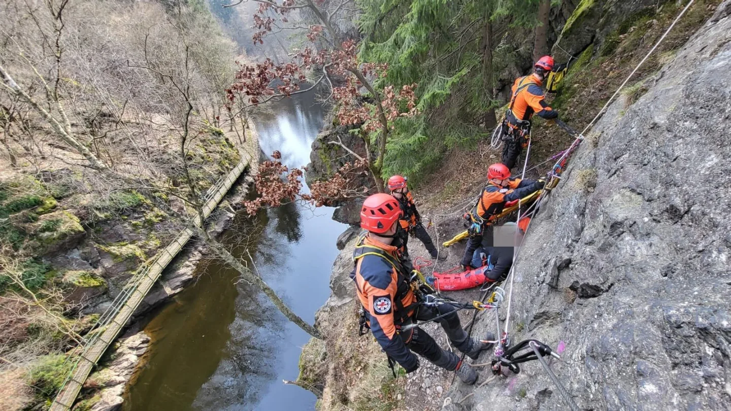 Hasiči během několika hodin zachraňovali paraglidistu a zraněného ferratistu