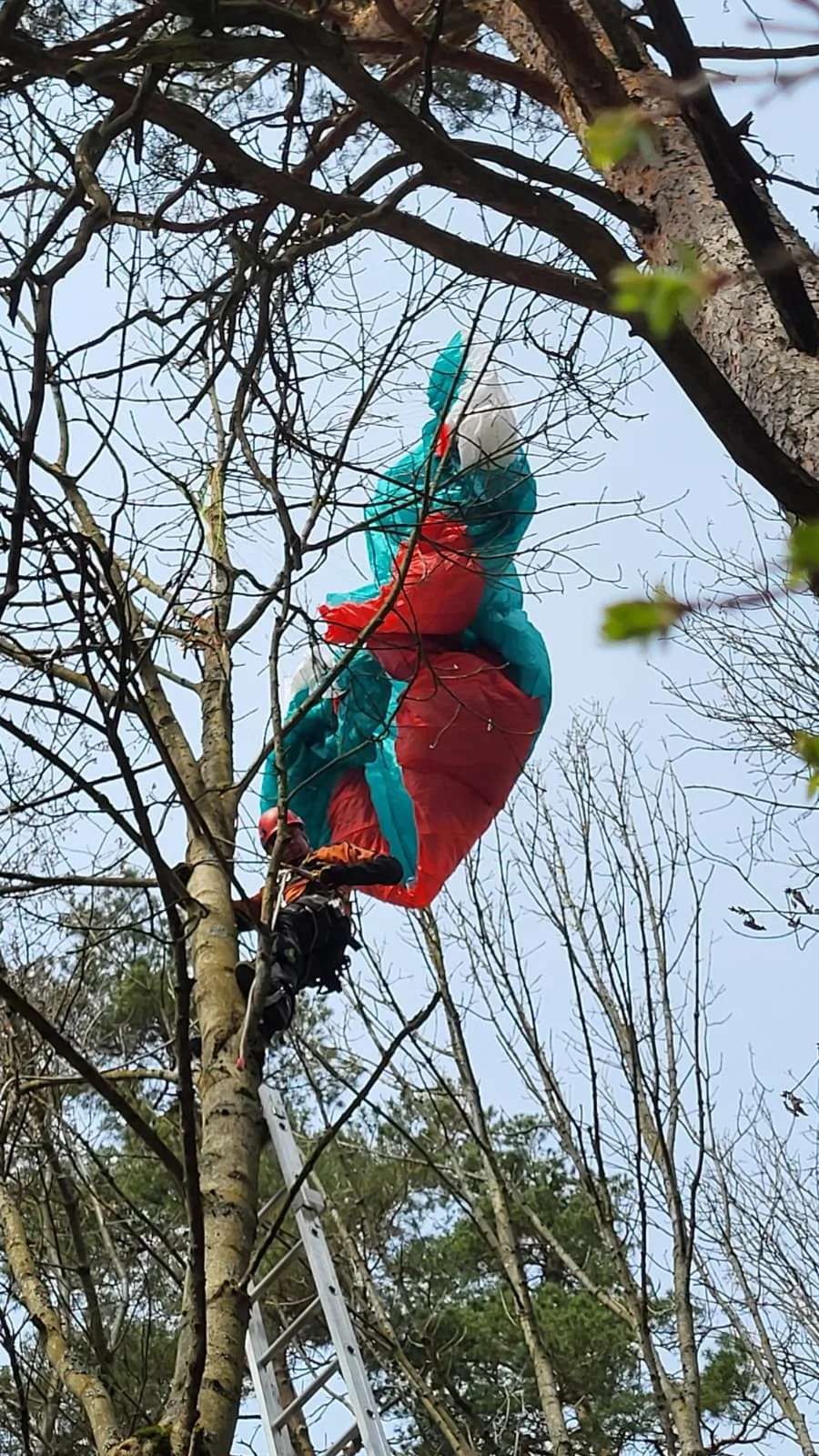 Hasiči během několika hodin zachraňovali paraglidistu a zraněného ferratistu