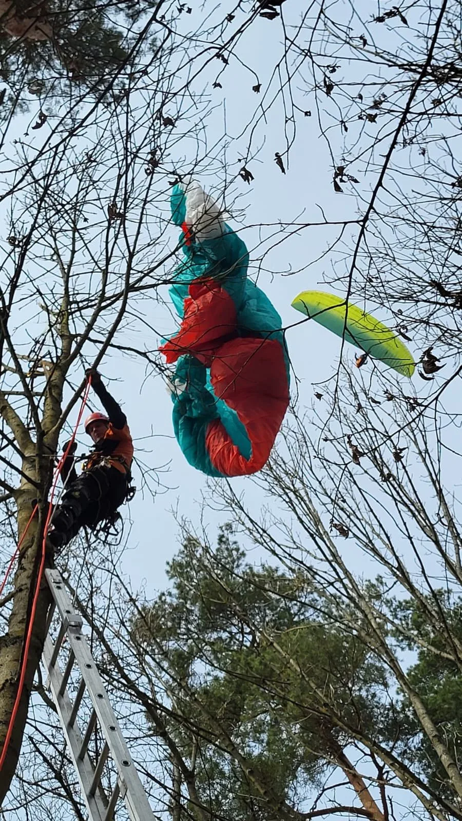 Hasiči během několika hodin zachraňovali paraglidistu a zraněného ferratistu