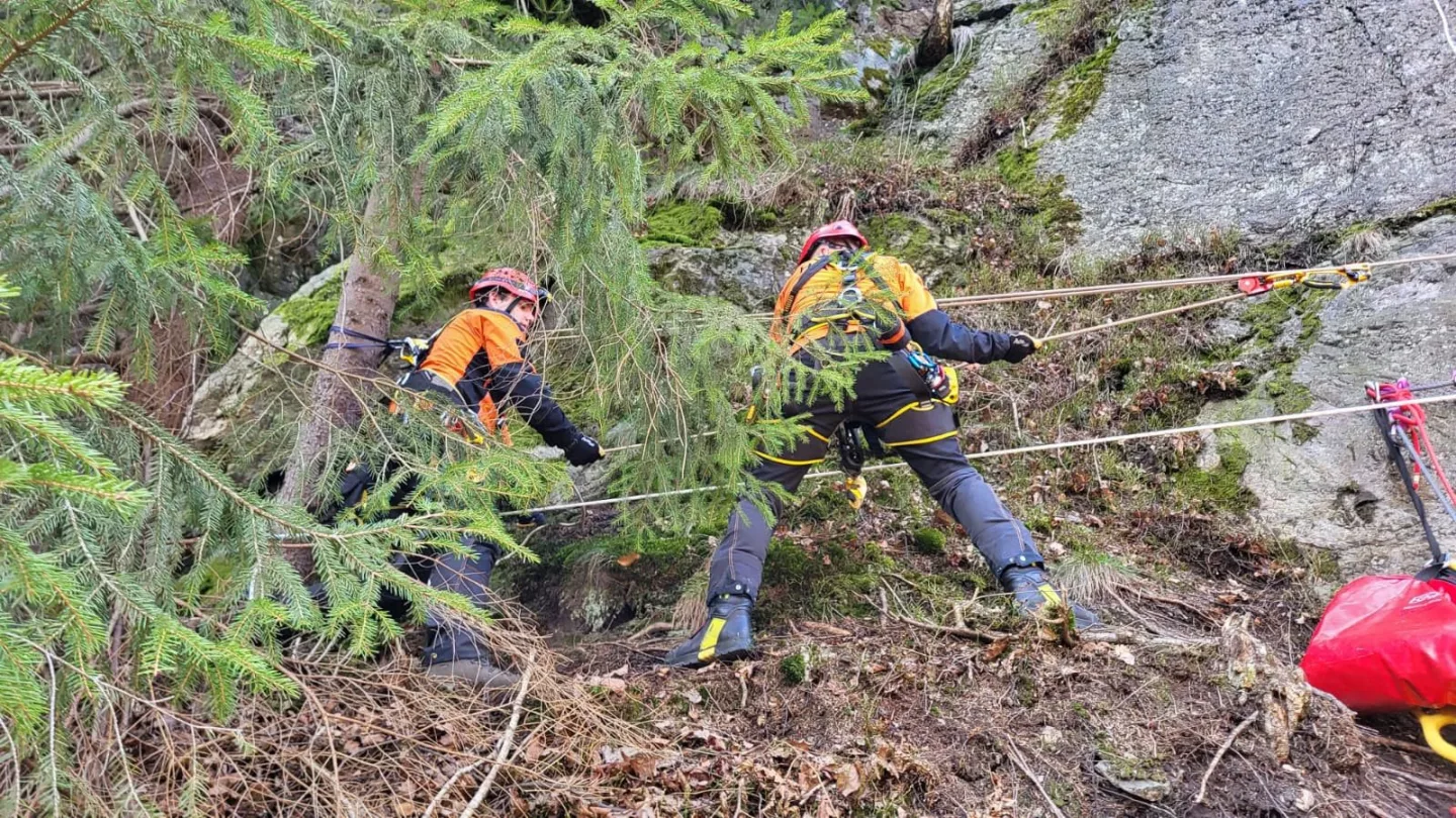 Hasiči během několika hodin zachraňovali paraglidistu a zraněného ferratistu