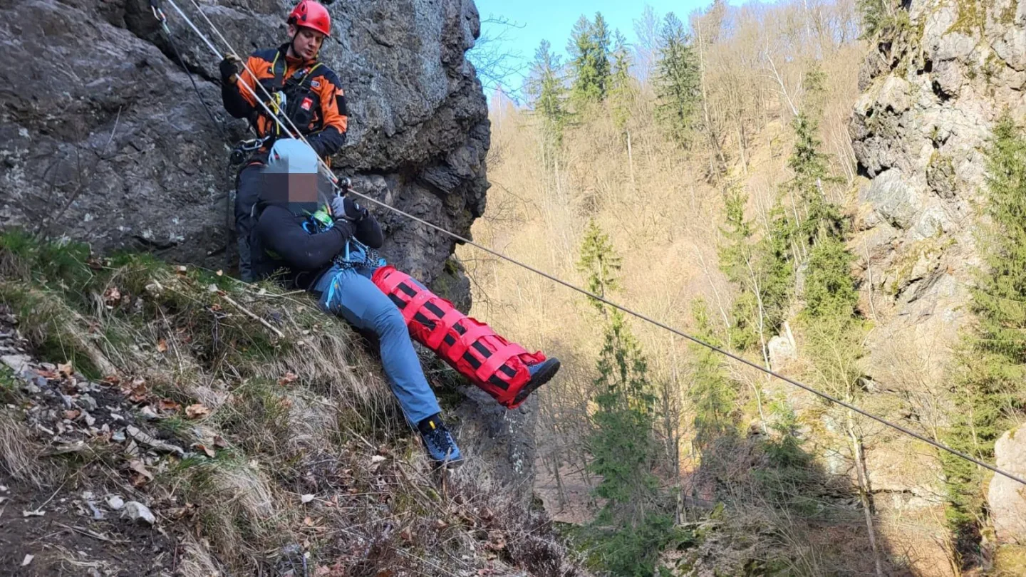 Hasiči během několika hodin zachraňovali paraglidistu a zraněného ferratistu