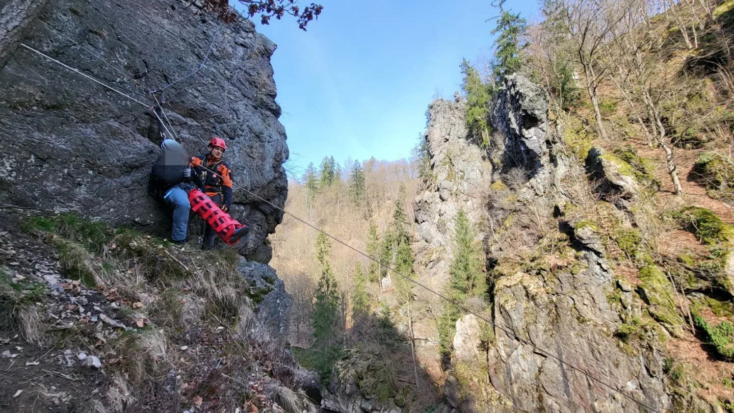 Hasiči během několika hodin zachraňovali paraglidistu a zraněného ferratistu