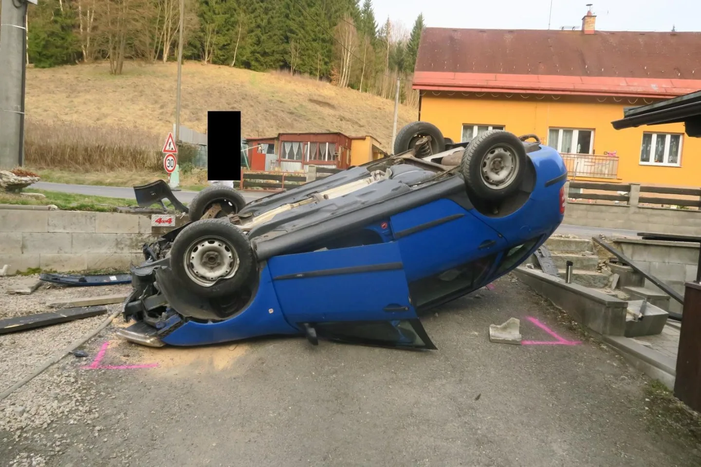 Řidiče přemohl mikrospánek, s autem narazil do plotu a skončil na střeše