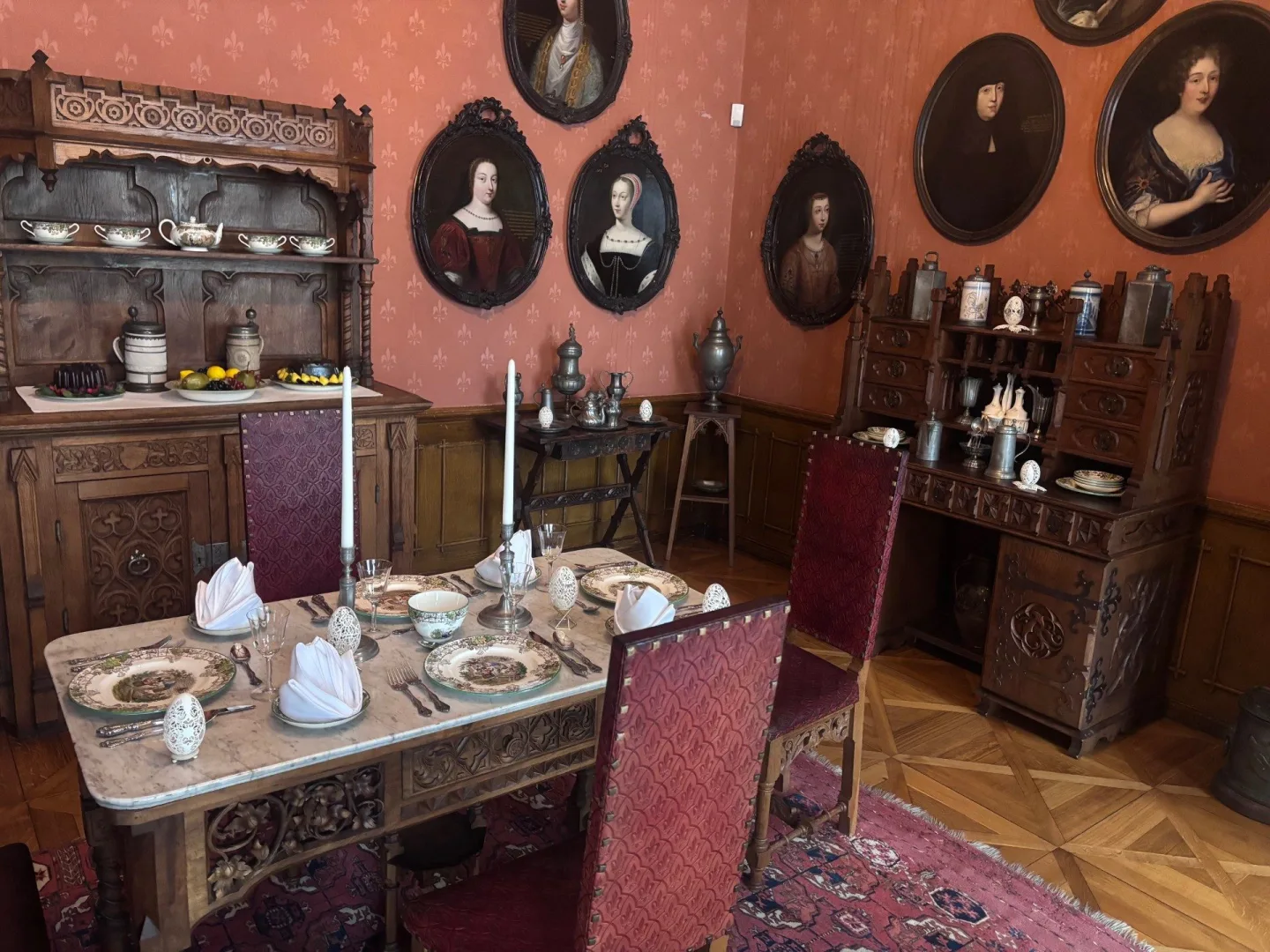 Na měsíc zákaz větrání, přikázali na Sychrově. Důvodem jsou exponáty tak křehké, že je poškodí i průvan