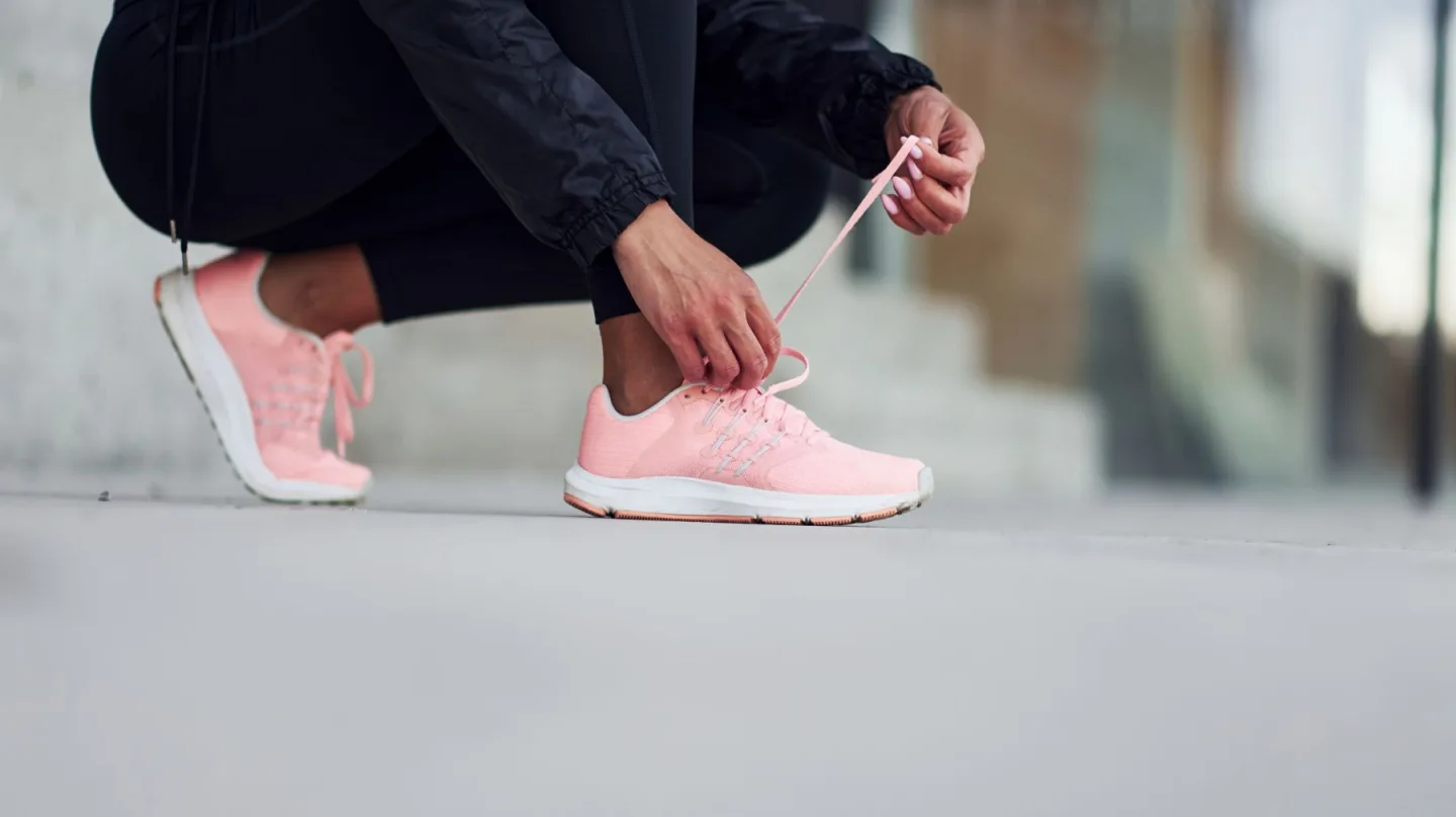 Běžecký styl v ulicích – jak nosit dámské boty na běhání k běžnému outfitu.