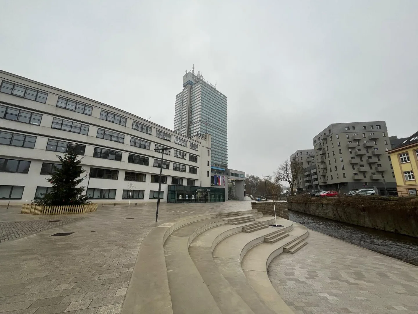 Nábřeží před krajským úřadem už nebude U Jezu. Mohlo by se jmenovat po architektovi